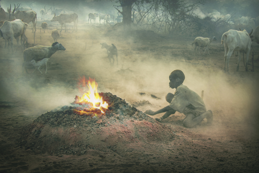 MUNDARI-SOUTH SUDAN Boy and his fire à Svetlin Yosifov