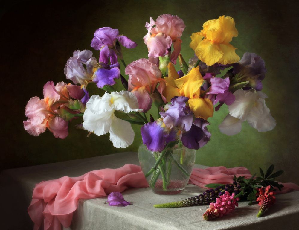 With a bouquet of irises and flowers lupine à Tatyana Skorokhod (Татьяна