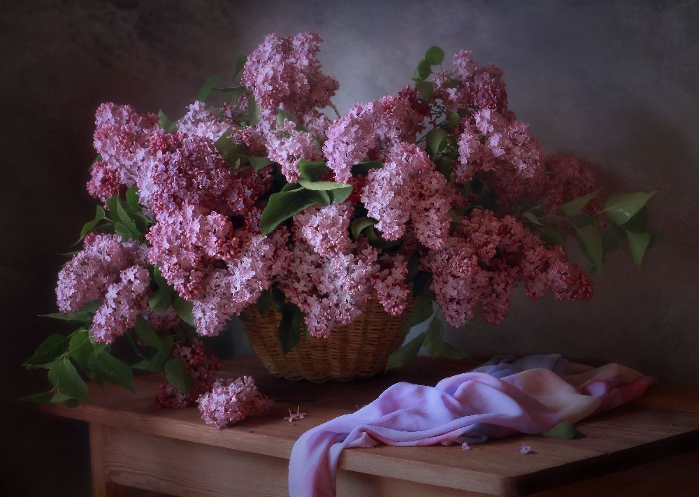 With a basket of lilacs à Tatyana Skorokhod (Татьяна