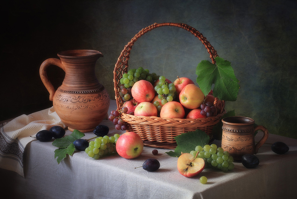 Still life with a basket of fruit à Tatyana Skorokhod (Татьяна