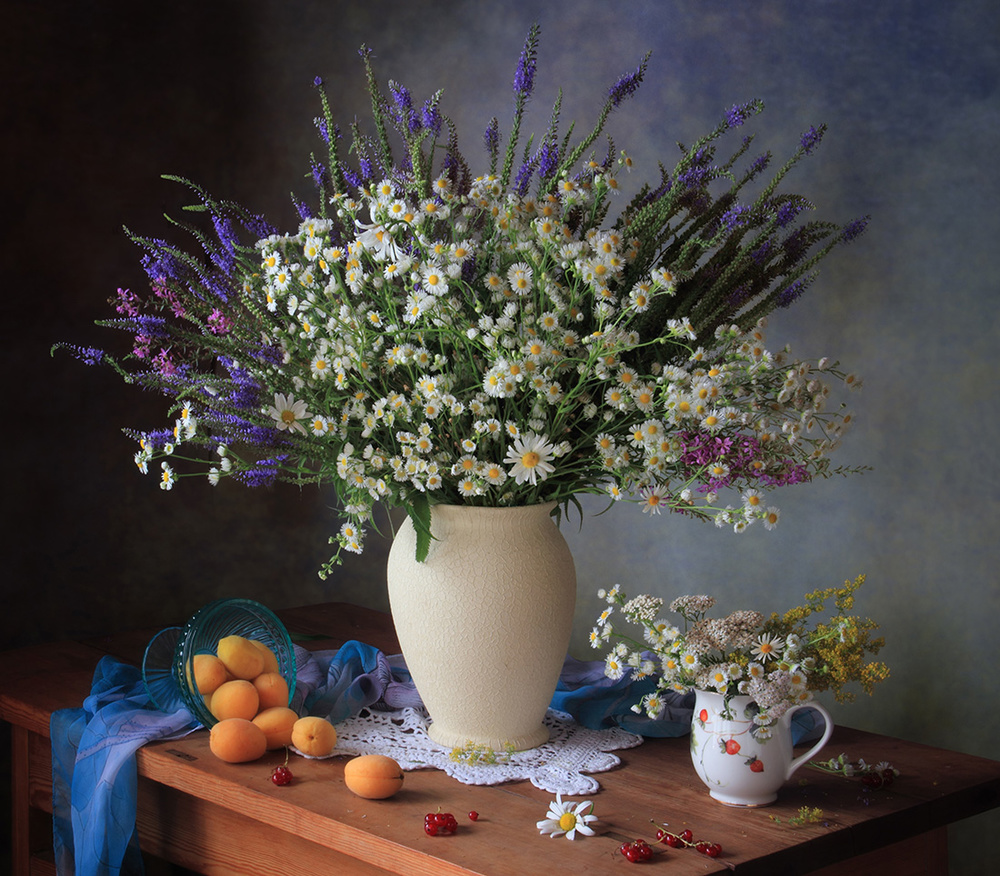 Still life with a bouquet of meadow flowers à Tatyana Skorokhod (Татьяна