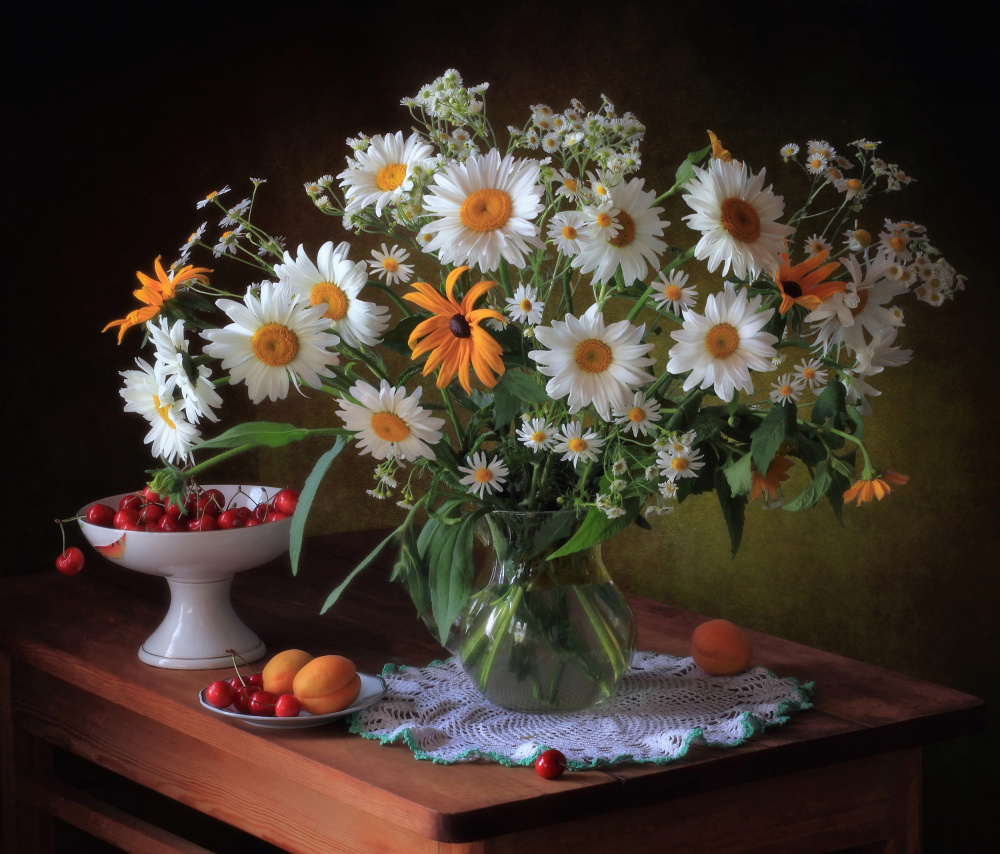 Still life with daisies and berries à Tatyana Skorokhod (Татьяна