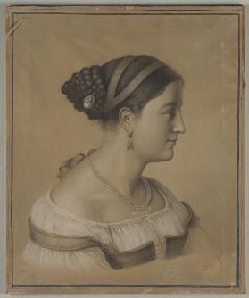 Brustbild einer junge Römerin im Profil nach rechts mit einer Perlenschnur um den Hals