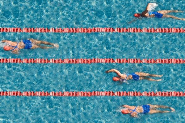 Schwimmwettkampf aus Vogelperspektive à Thomas Lammeyer