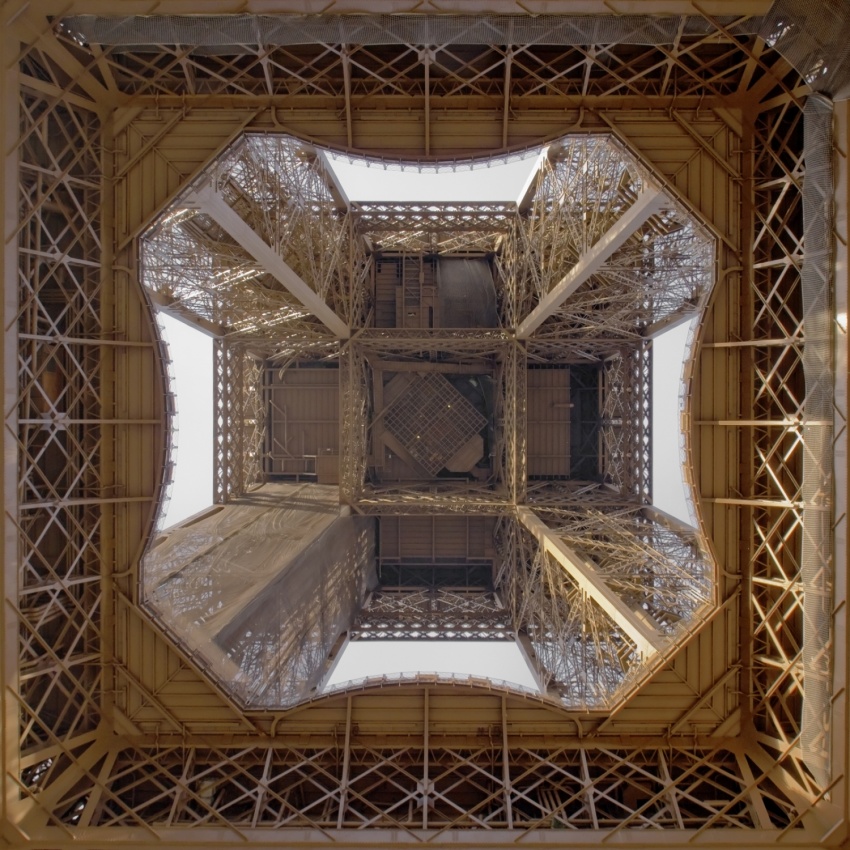 Under The Tower à Thomas LENNE