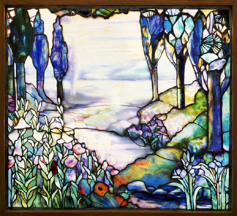 Flusslandschaft mit Blick auf eine Bergkette im Zwielicht mit Zypressen, Lilien, Mohnblumen und Iris à Tiffany atelier