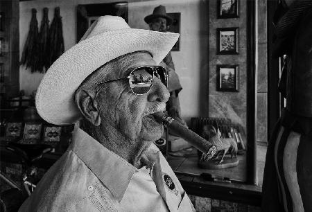 Homme avec cigare