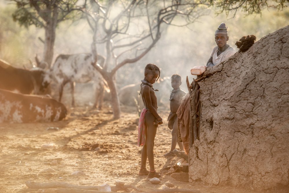 Dawn in a Himba village à Trevor Cole