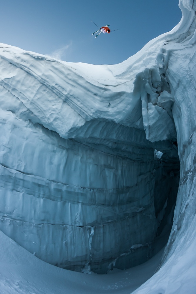 Frontflip above the crevasse with Guerlain Chicherit à Tristan Shu