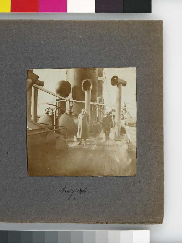 Fotoalbum Tunisreise, 1914. Blatt 5, Vorderseite rechts: Macke auf Dampfer, beschriftet "August" à Artiste inconnu