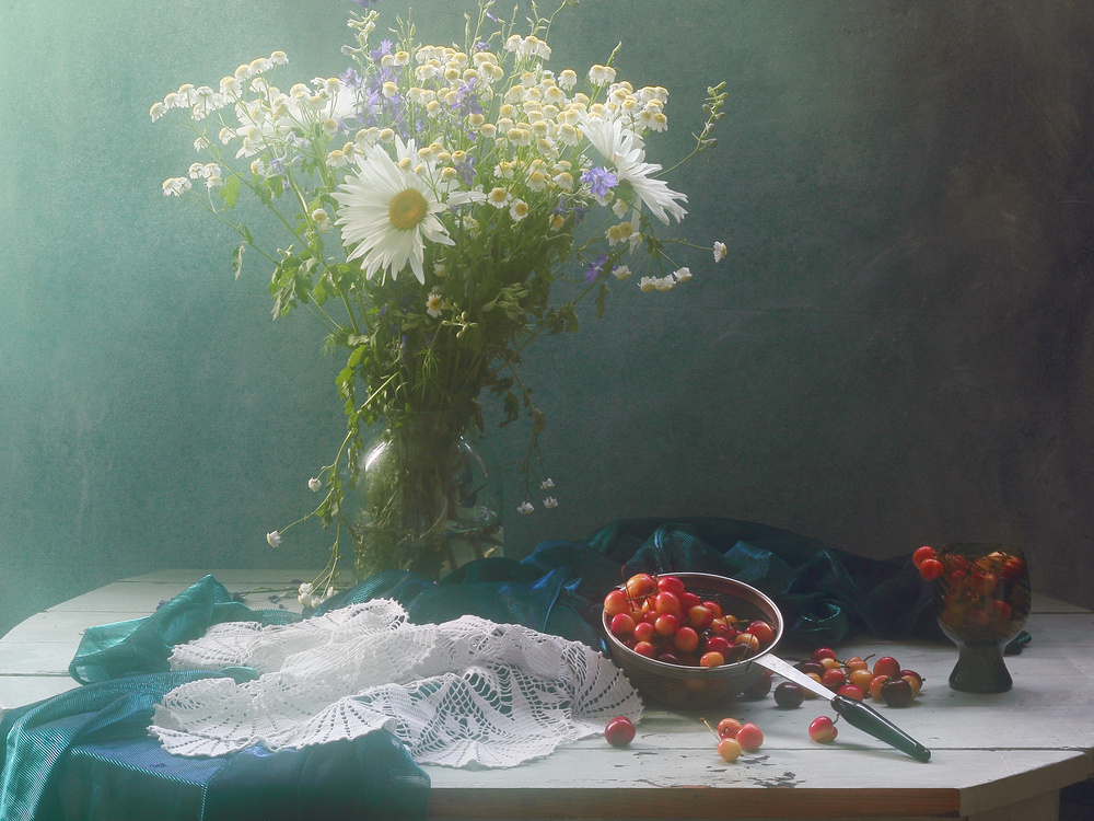 Still life with Cherry and Chamomiles à UstinaGreen