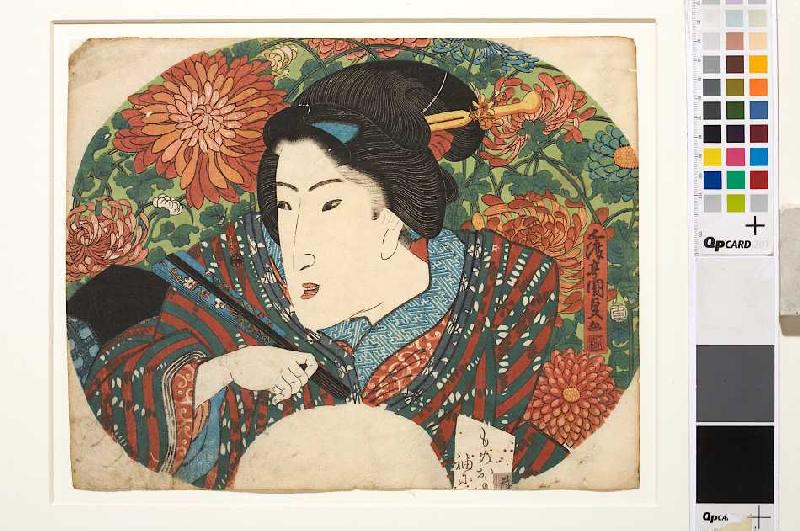 Porträt einer Dame mit geschlossenem Fächer vor Chrysanthemen à Utagawa Kunisada