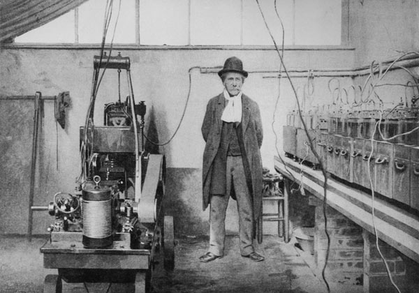 Marcellin Berthelot (1827-1907) in his laboratory in Meudon (Yvelines) (b/w photo)  à Valerian Gribayedoff