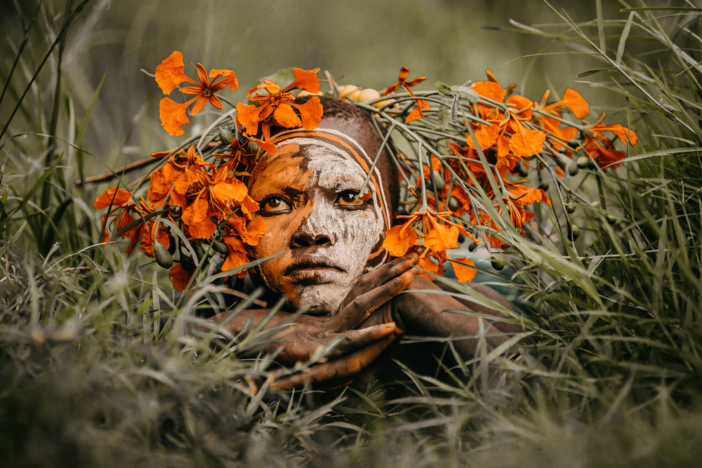 Suri boy and flowers II à Vedran Vidak