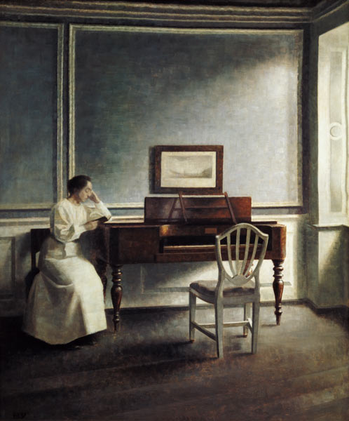 Femme, à côté d'un piano lisant dans un livre. à Vilhelm Hammershoi
