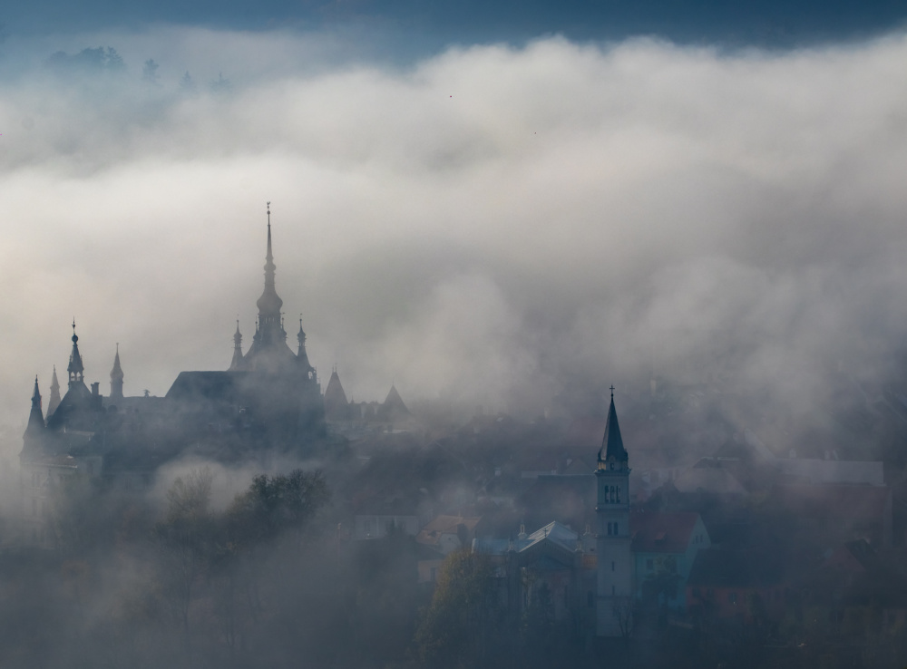 Dense fog over old town à Vio Oprea