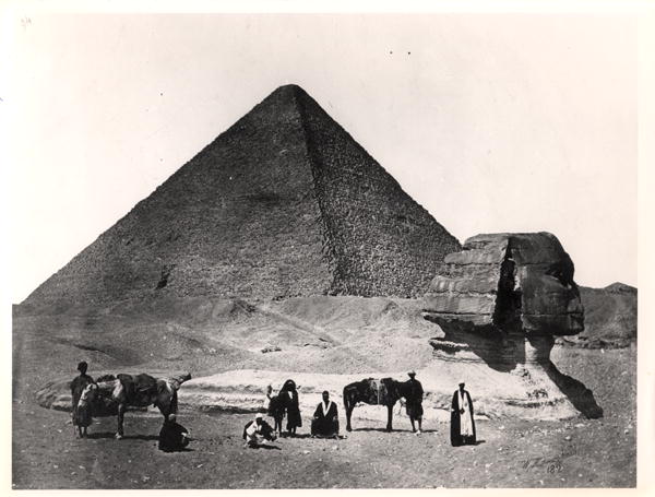 The Sphinx and the Great Pyramid of Khufu at Giza , c.1860 (b/w photo)  à Wilhelm Hammerschmidt