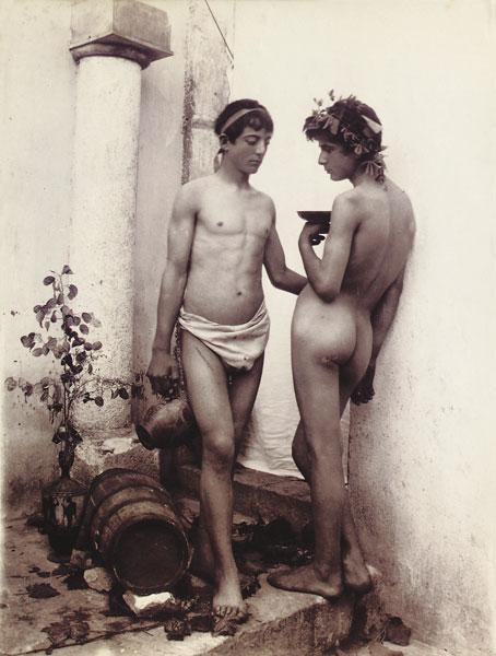 Zwei junge Männer in klassischer Pose