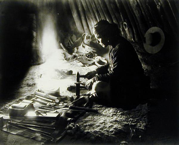 Navaho silversmith, c.1915 (b/w photo)  à William J. Carpenter