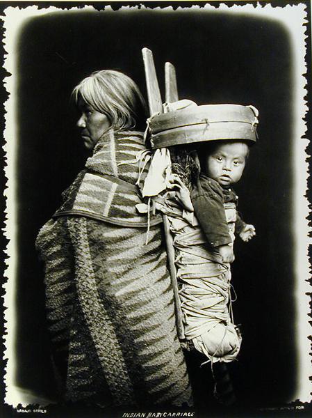 Navaho woman carrying a papoose on her back, c.1914 (b/w photo)  à William J. Carpenter