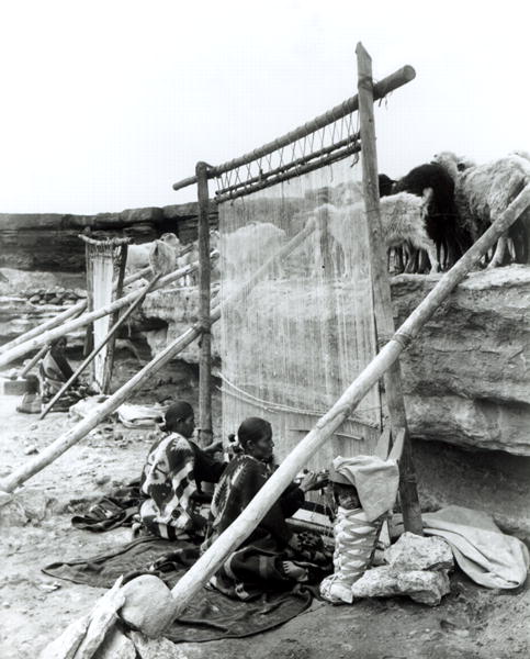 Navajo weavers, c.1914 (b/w photo)  à William J. Carpenter