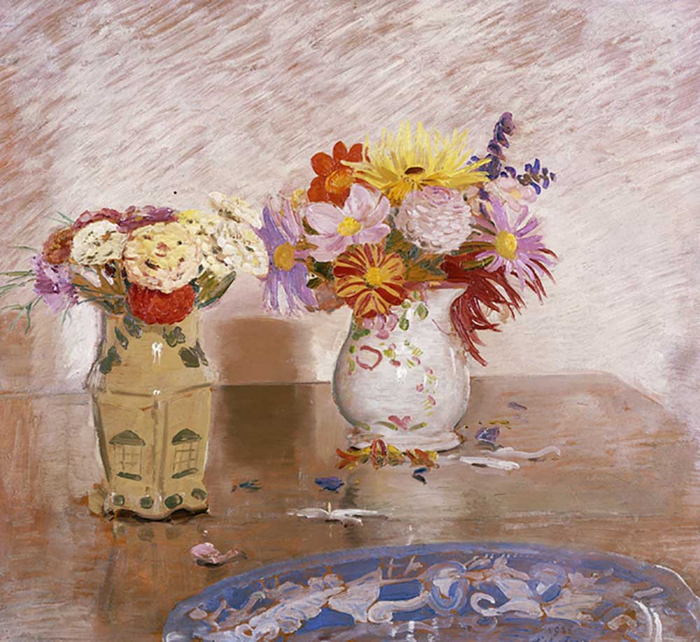 Two Vases of Flowers and a Blue Plate, 1925 à William Nicholson