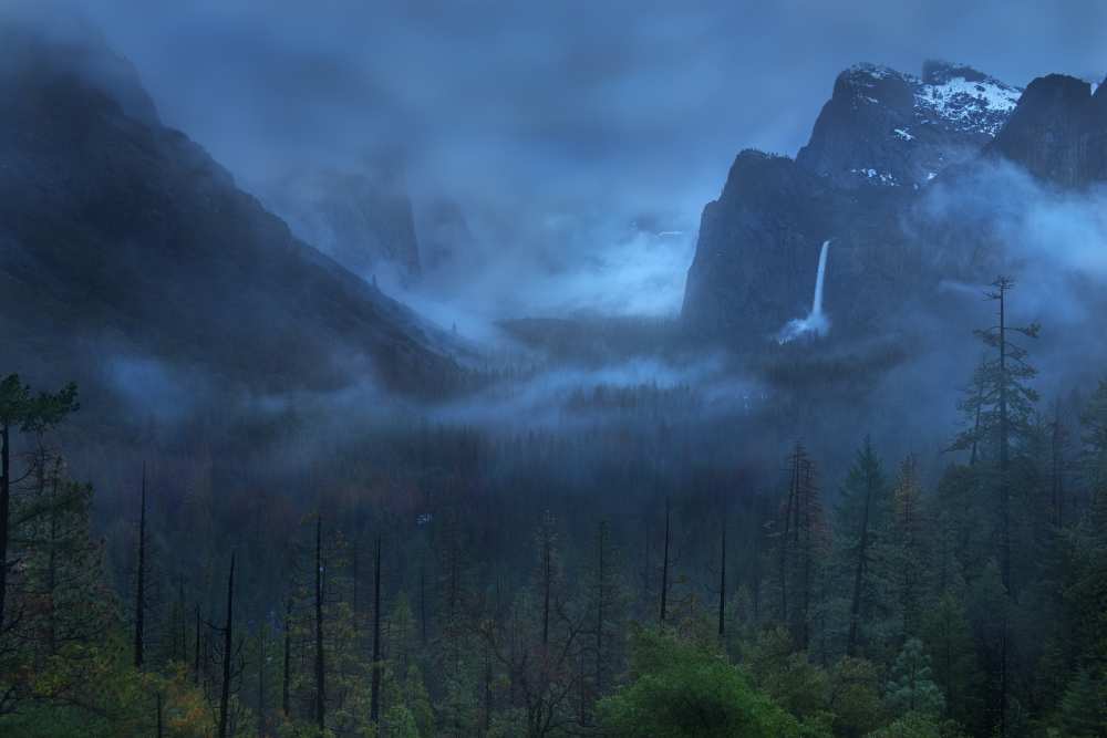 Gloomy Mountain à Yan Zhang