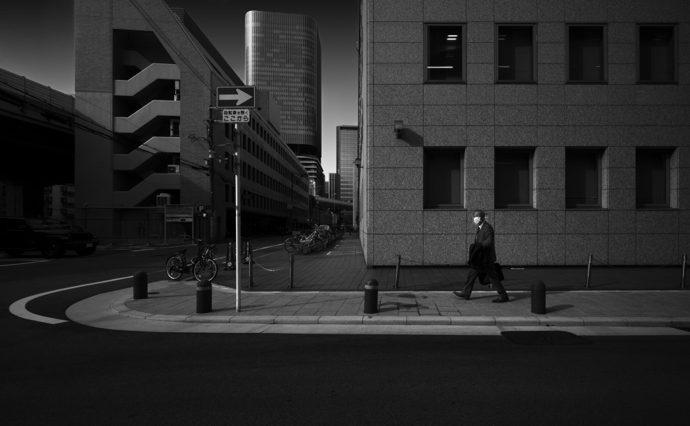 Dimly Lit Street à Yasuhiro Takachi