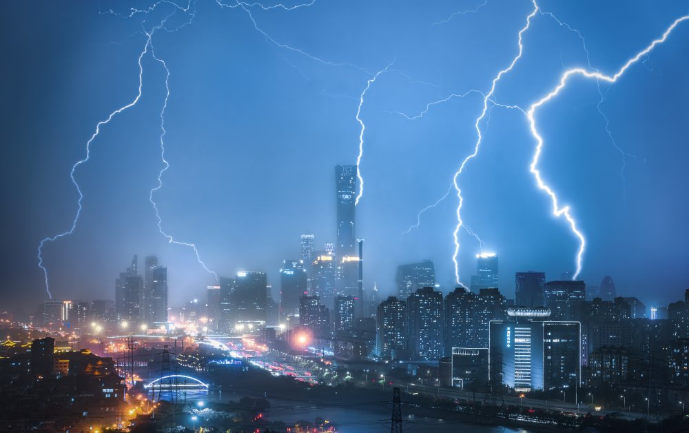 Lightning storm over the city à Yuan Cui
