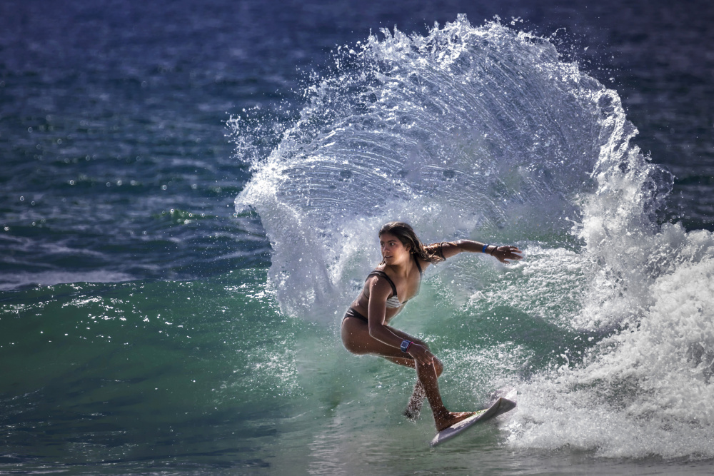Surfing Girl à Yun Thwaits
