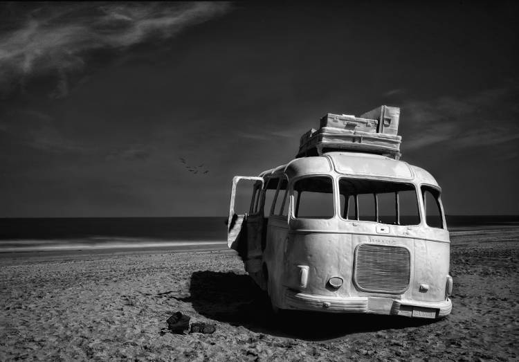 Beached Bus à Yvette Depaepe