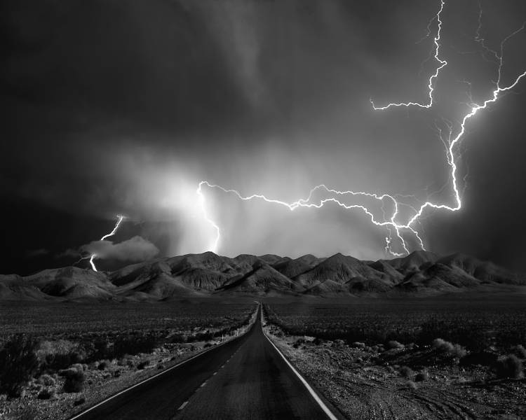 On the Road with the Thunder Gods à Yvette Depaepe